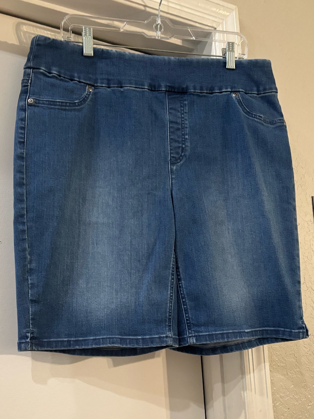 Chico's 2.5 (14) Blue Jean Stretch Pull-On 
Denim Jeggings Shorts